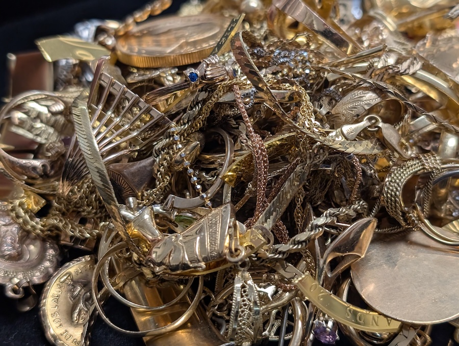 Reliable Gold Buyer Near West Side Chicago – Sell Gold Jewelry, Coins & Bullion Securely