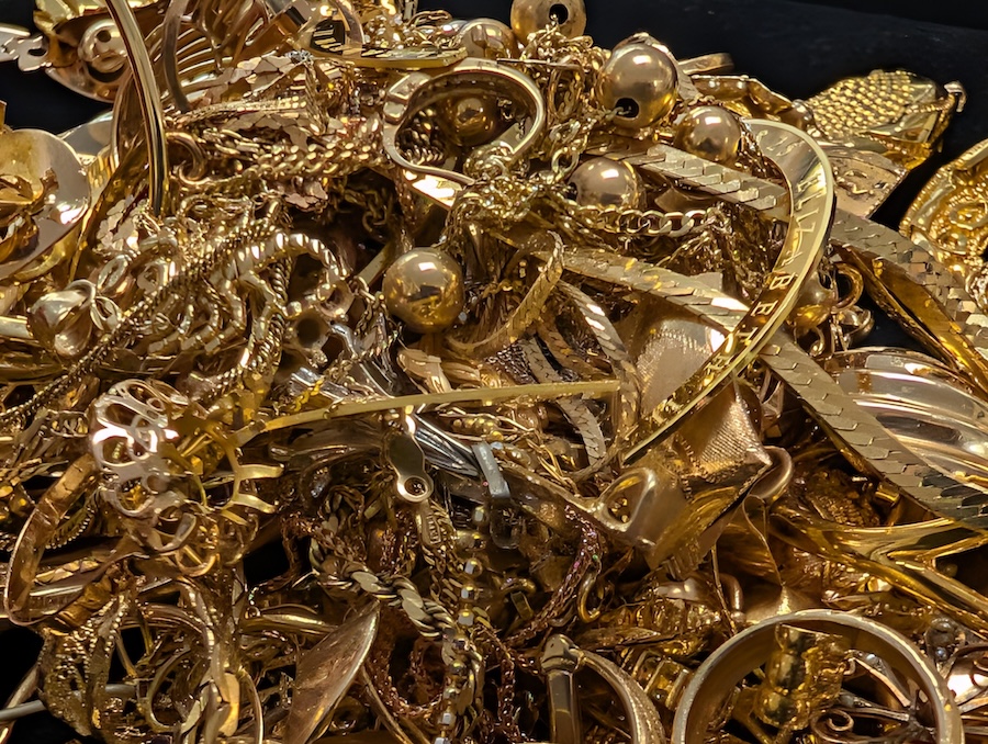 Gold Buyer in Hollywood Park Chicago